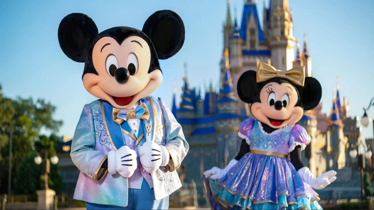 10 Small Ways That Disney Theme Parks Immerse You Completely